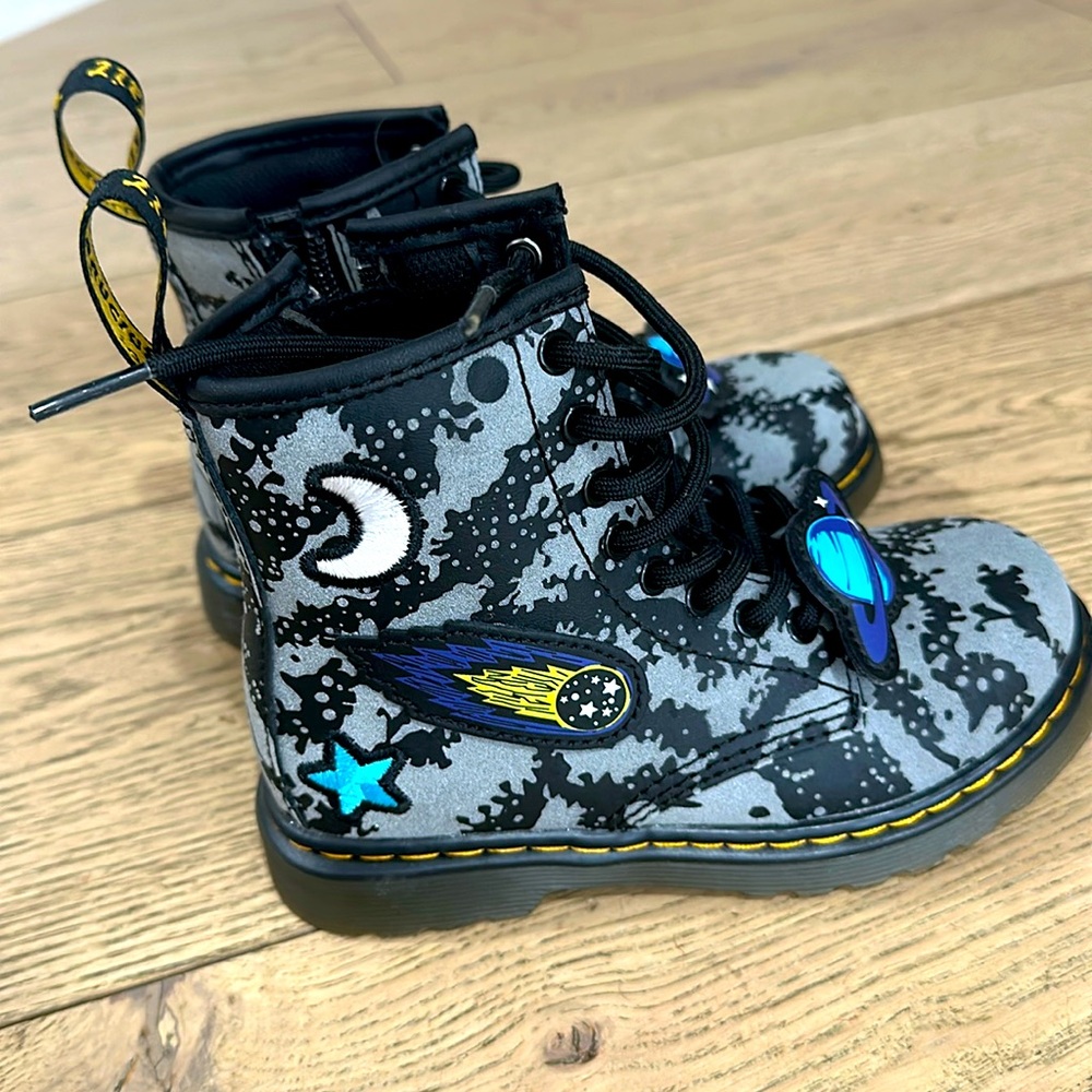 Dr Martens kids AirWair bouncing sole